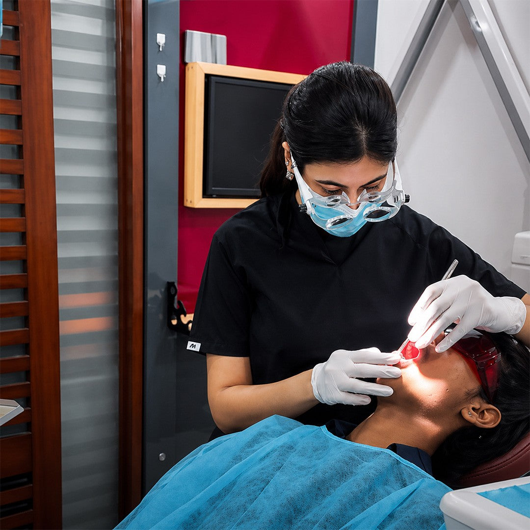 magnifying-glasses-dentists-worn-mask-intraoral-procedure